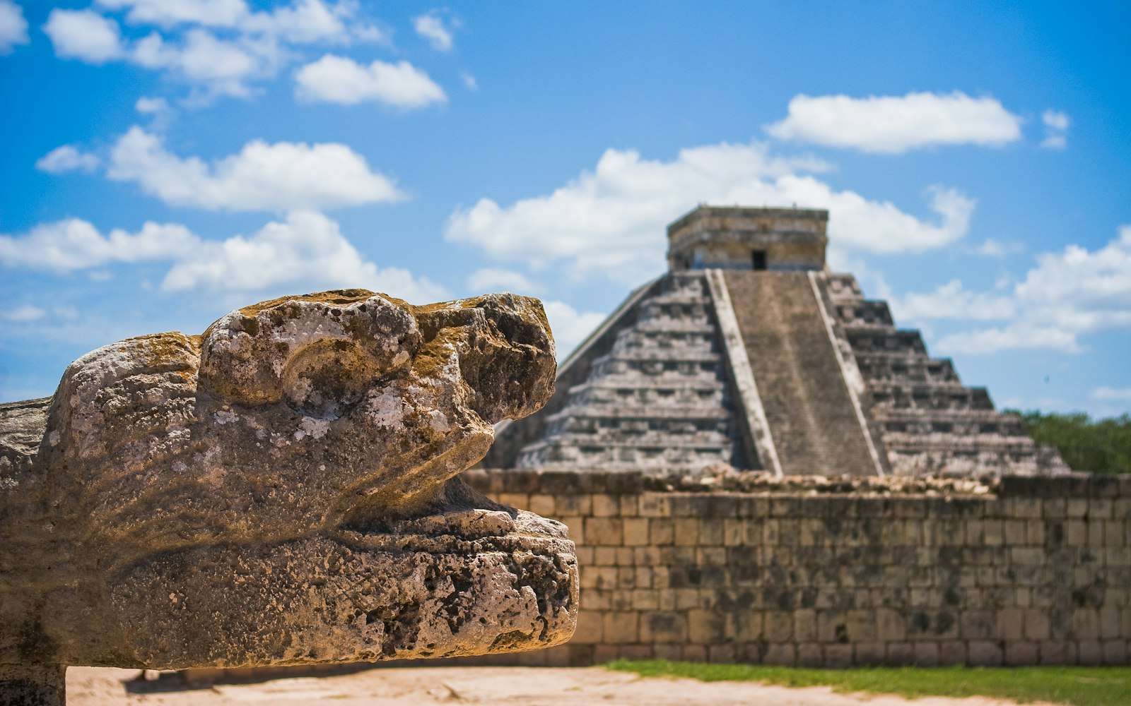 El Castillo behind a serpent head, Chichén Itzá